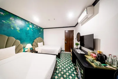 Habitación con dos camas individuales y balcón — Nature Hotel - Ba Dinh